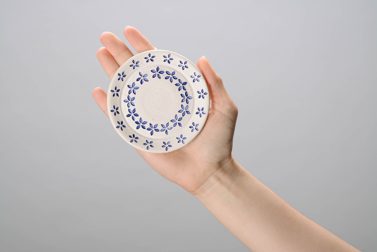 Декоративная тарелка с голубыми цветочками фото 5