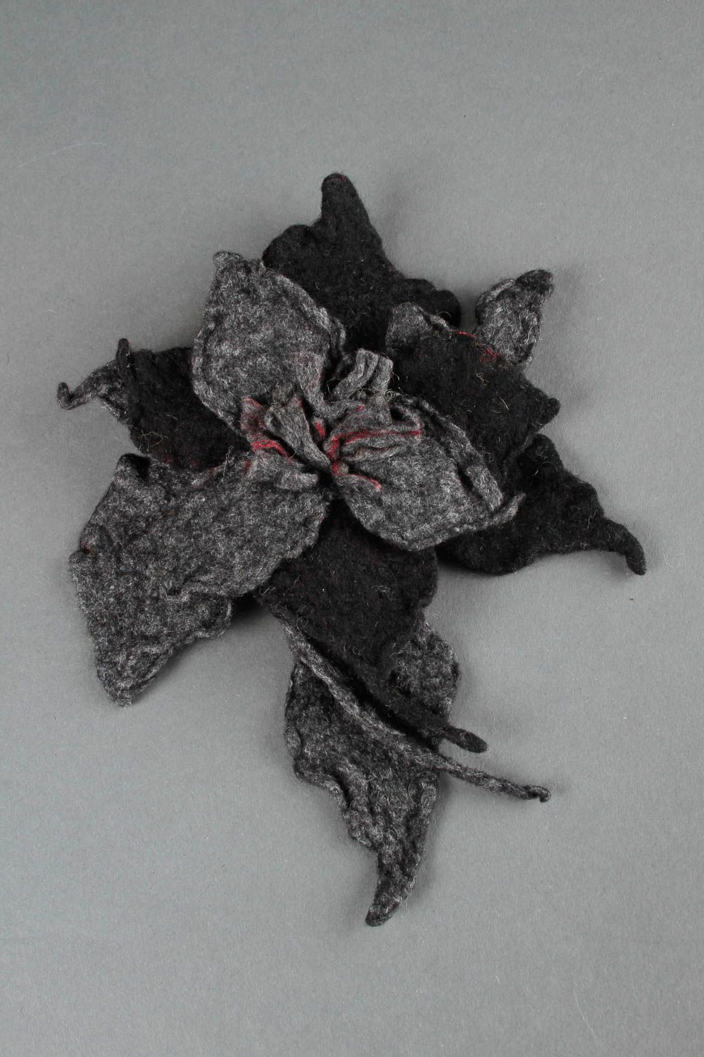 Broche noire faite main Pince cheveux en laine feutrée fleur Accessoire femme photo 2