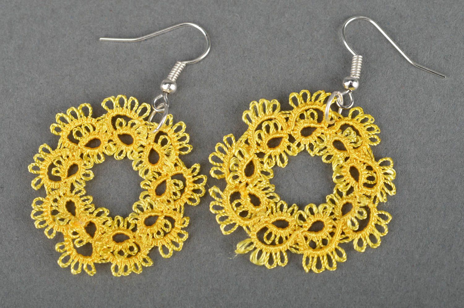 Boucles d'oreilles textiles rondes jaunes technique frivolité faites main photo 2