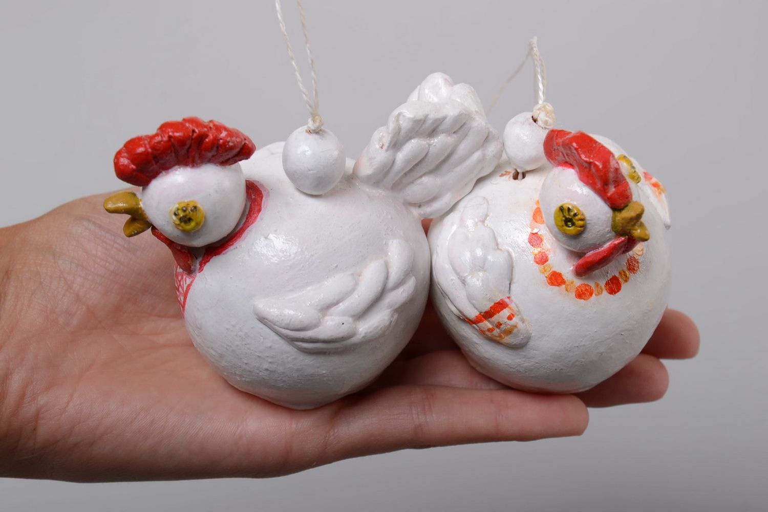Handmade kleine Glöckchen Set Keramik Figuren Hühner aus Ton 2 Stück weiß foto 5