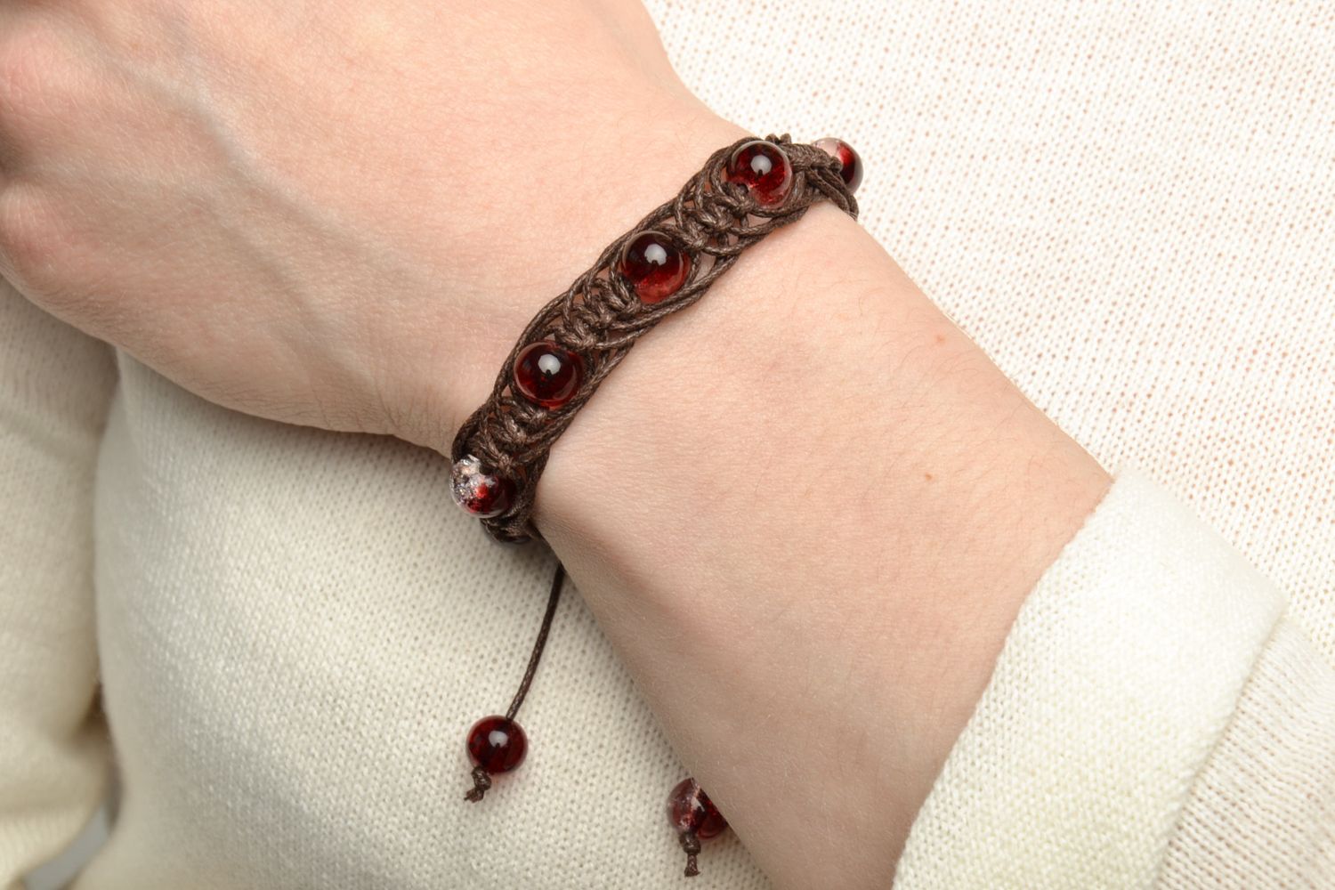 Bracelet en verre rouge et cordelette brune cirée étroit fait main pour femme photo 5