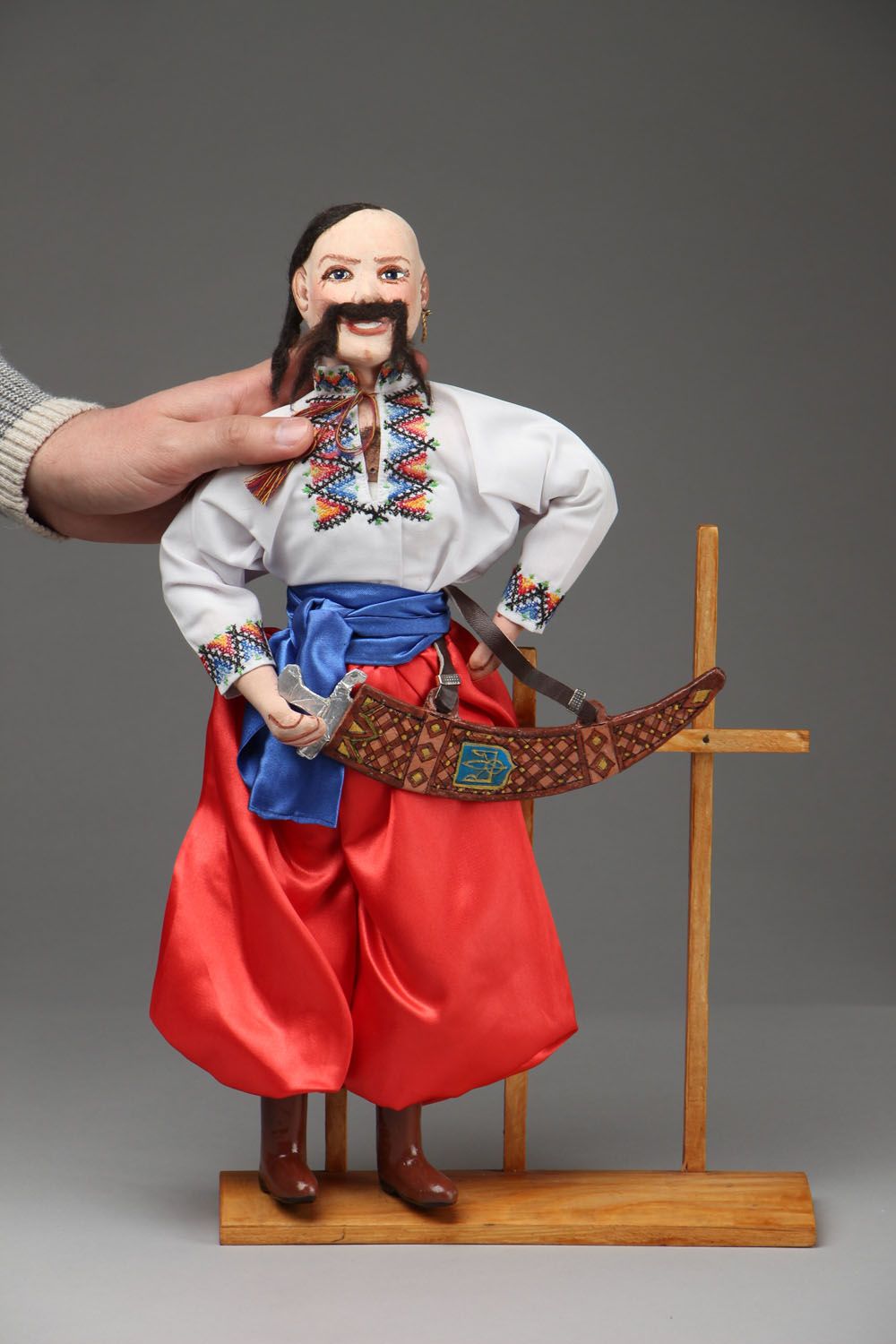 Figura artesanal de cosaco de papel maché foto 4