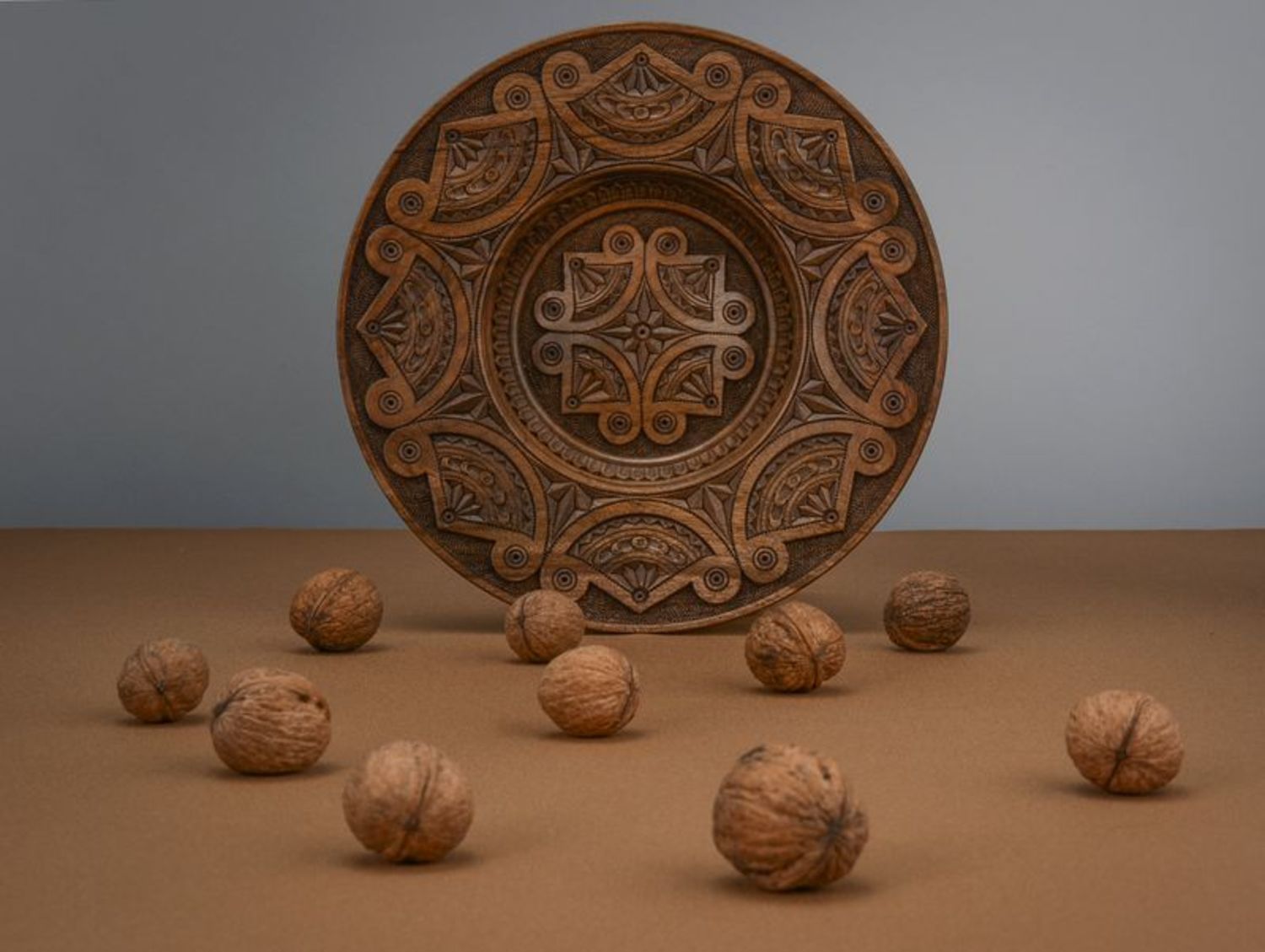 Декоративная деревянная тарелка фото 1