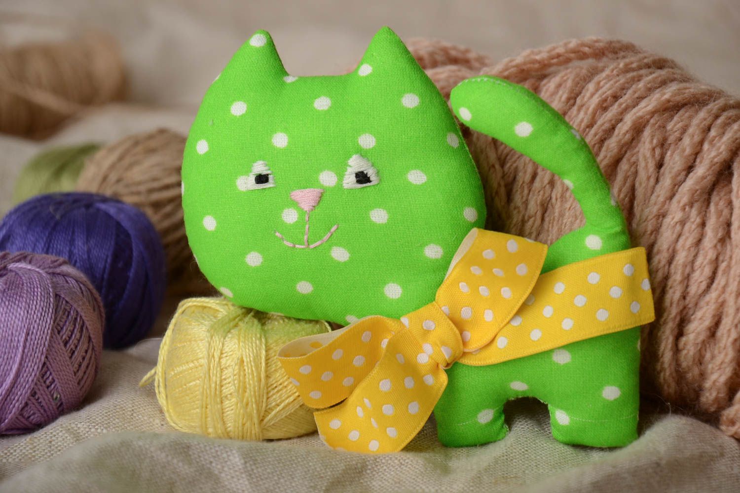 Künstlerisches niedliches Textil Kuscheltier Katze in Grün aus Kattun handmade  foto 1