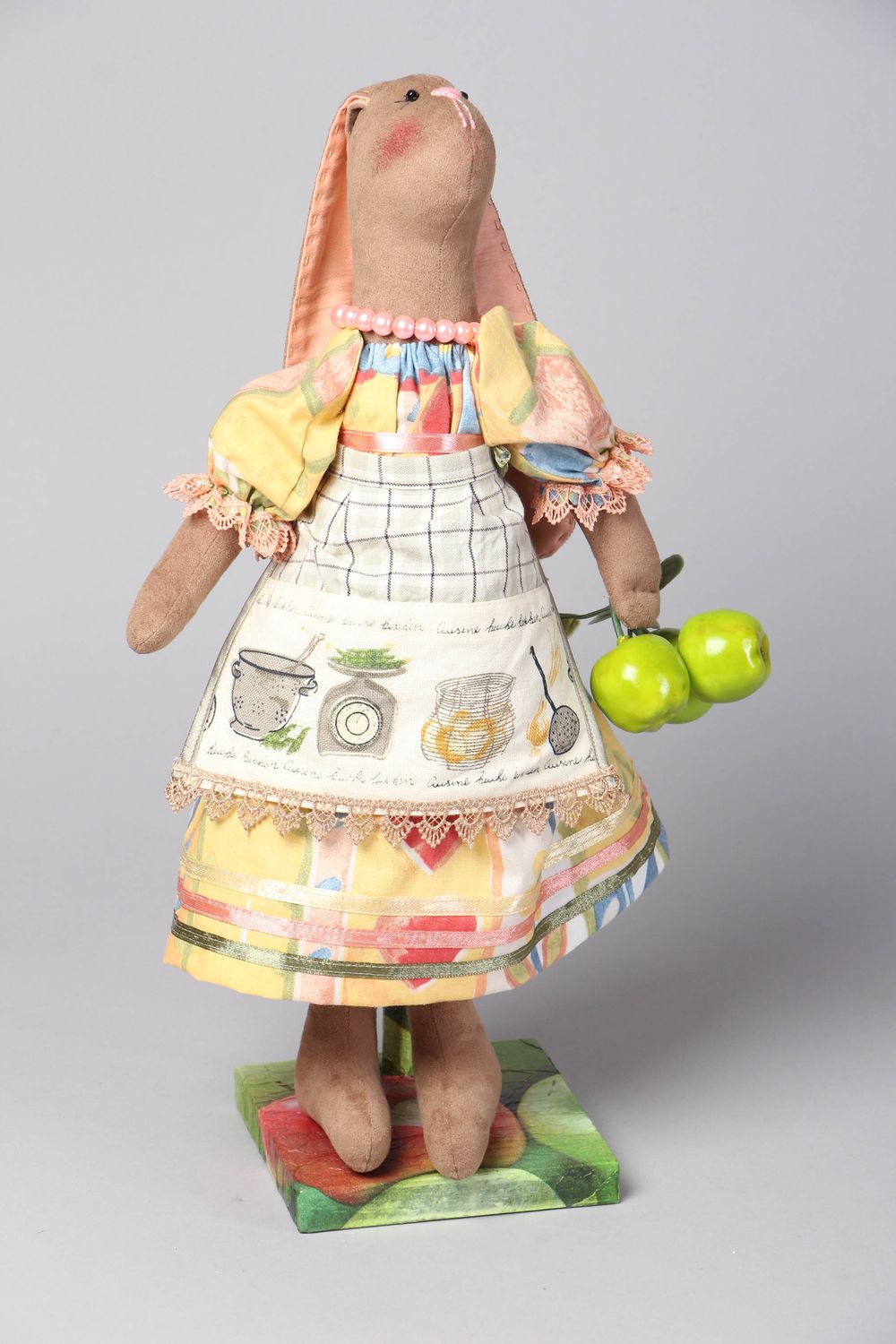 Авторская мягкая кукла на подставкe Зайка-хозяйка фото 1