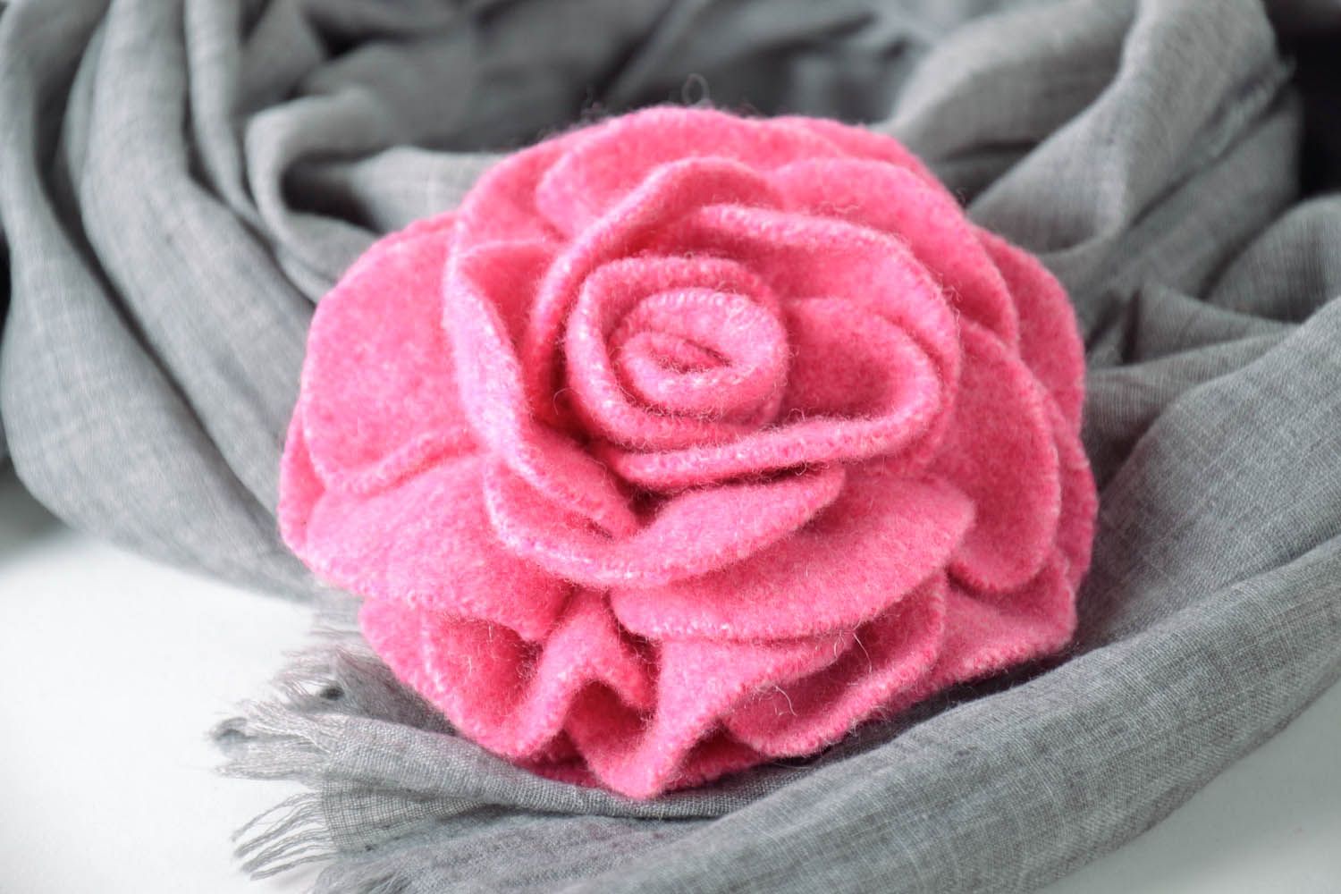 Brosche Blume aus Wolle Rose foto 1