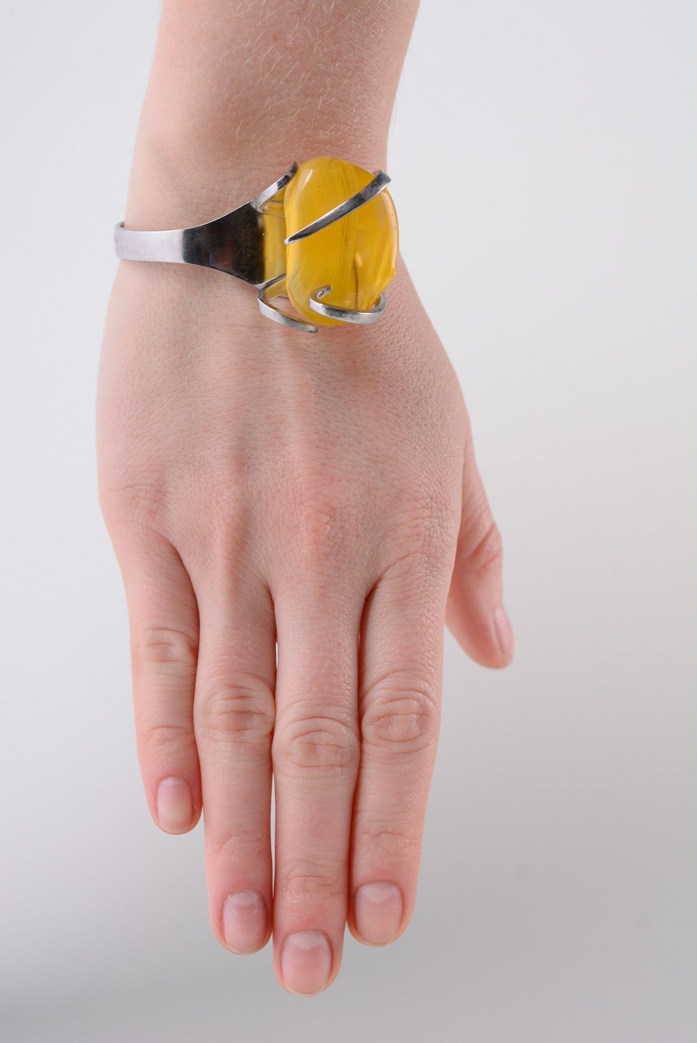 Симпатичный металлический браслет с желтым камнем фото 3