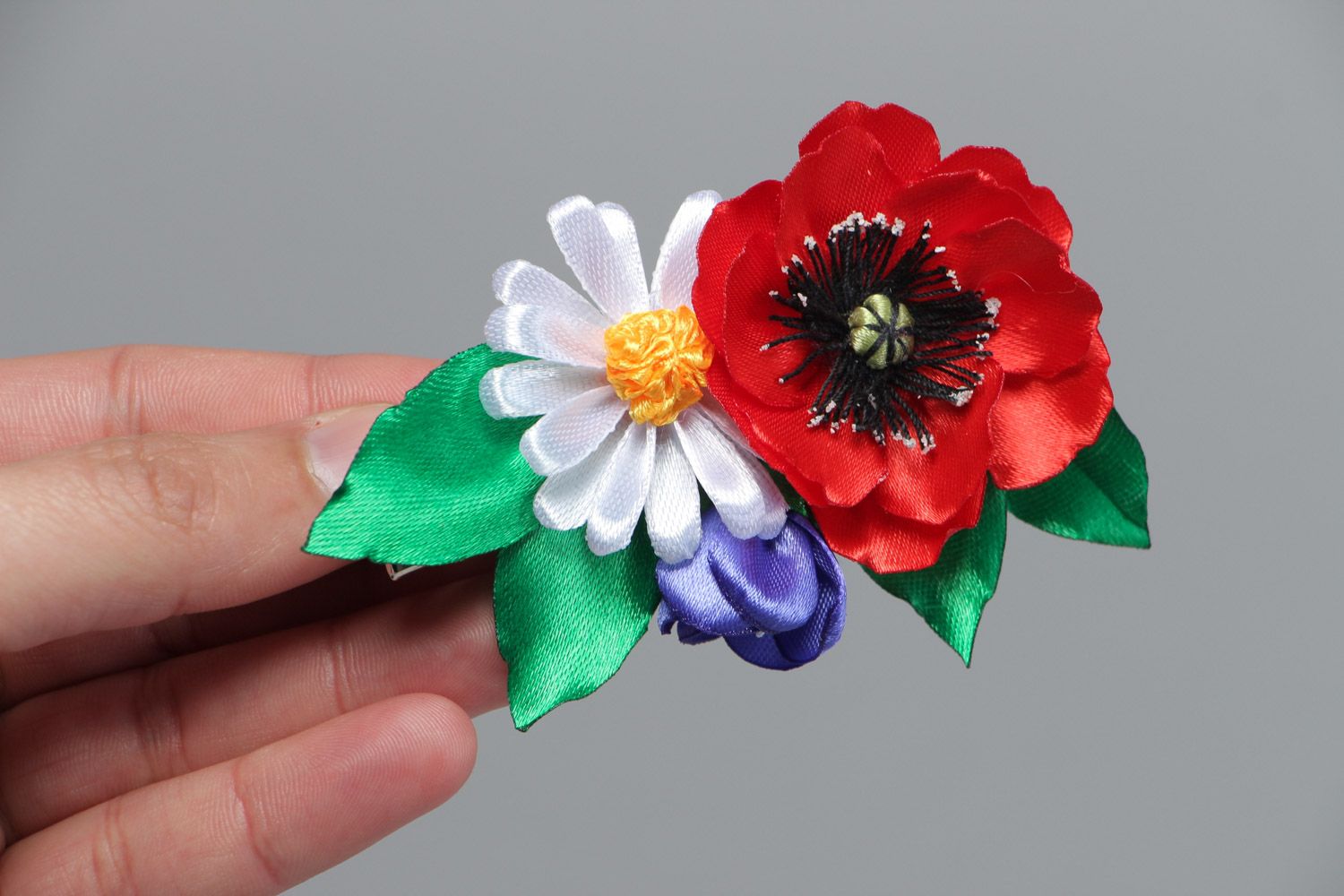 Handgemachte Stoff Haarspange mit Blumen aus Atlasbändern Kamille und Mohnblume foto 5