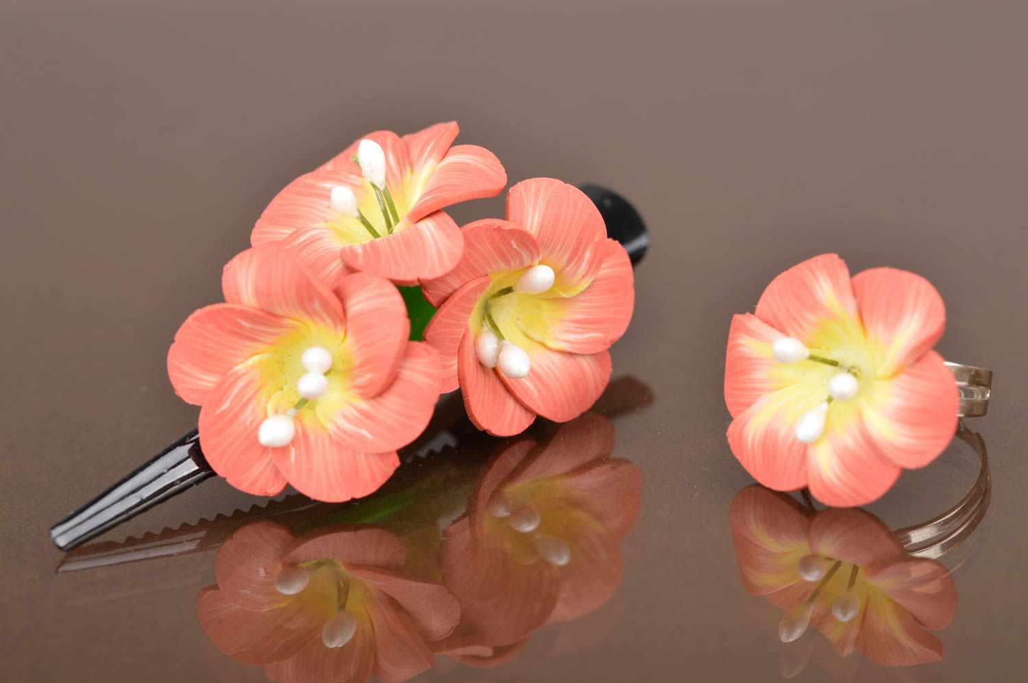 Designer Schmuckset aus Polymer Ton 2 Stück Blumen Haarspange und Ring handmade foto 2