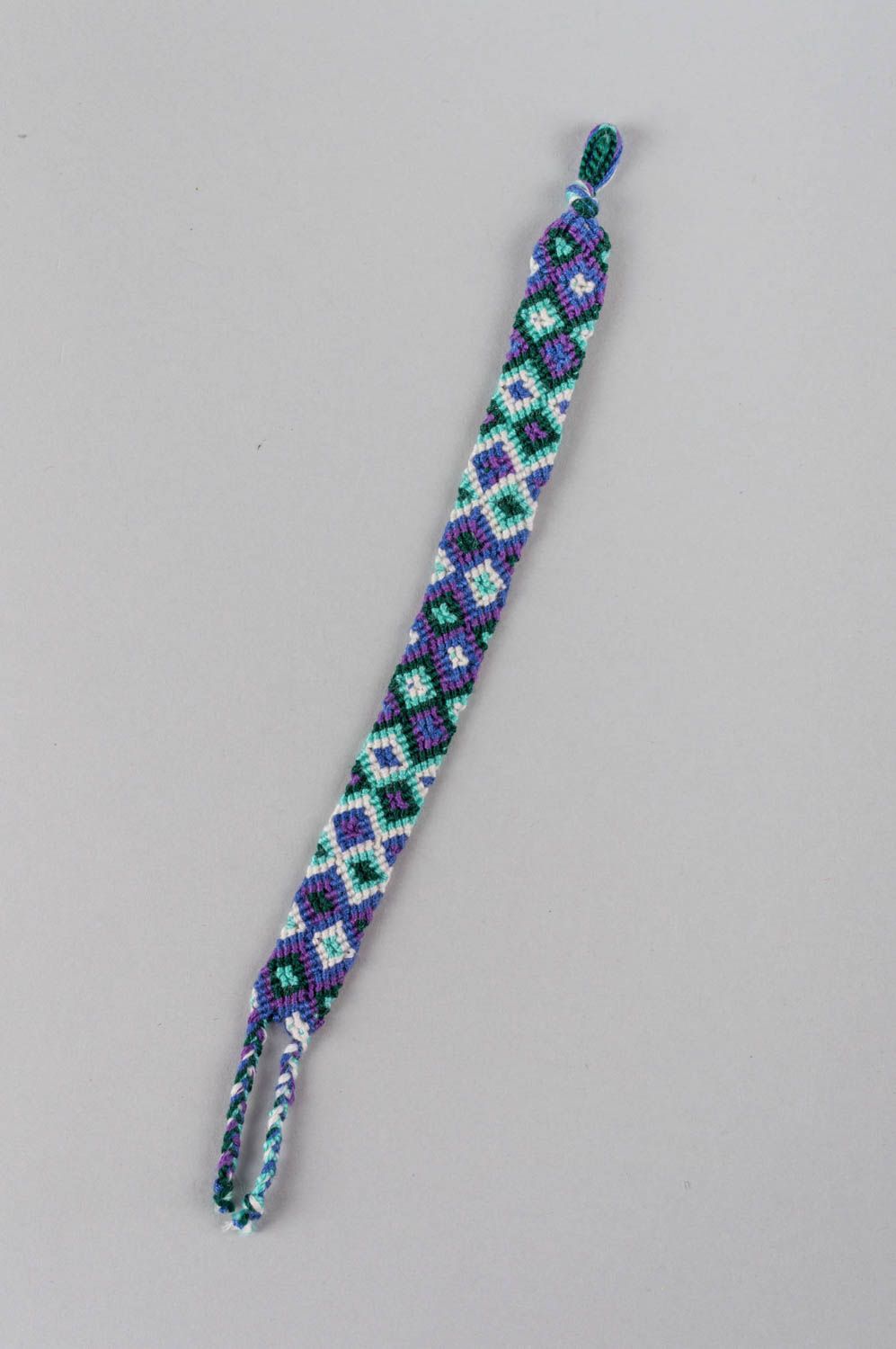 Темный браслет из ниток мулине ручной работы плетеный красивый фиолетовый фото 2