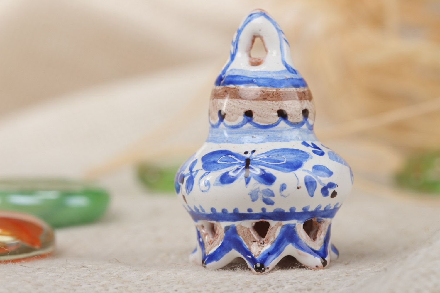 Petite cloche en céramique blanc-bleu peint d'émail fait main original photo 1