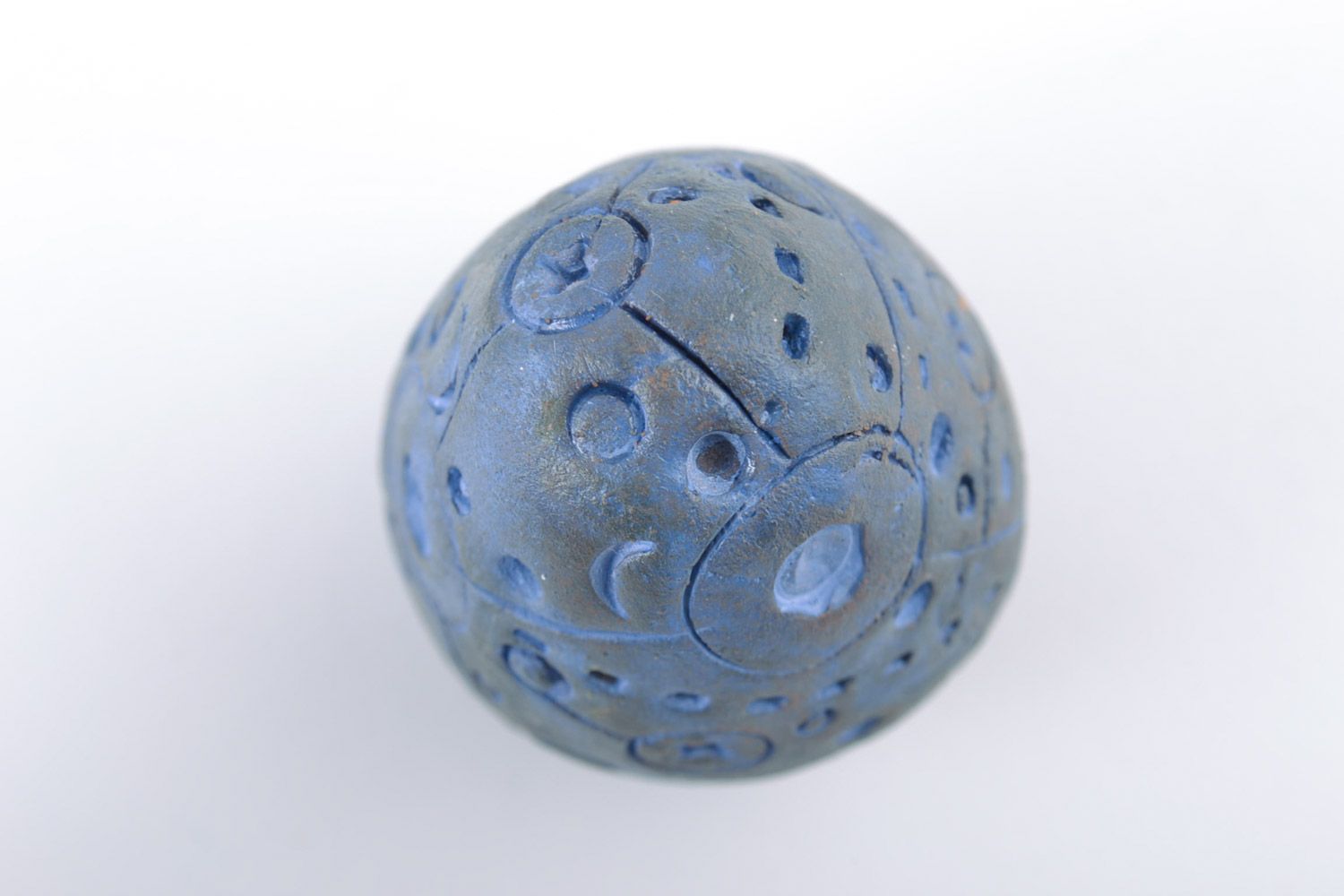 Huevo decorativo de Pascua de arcilla roja modelado y pintado a mano azul foto 3