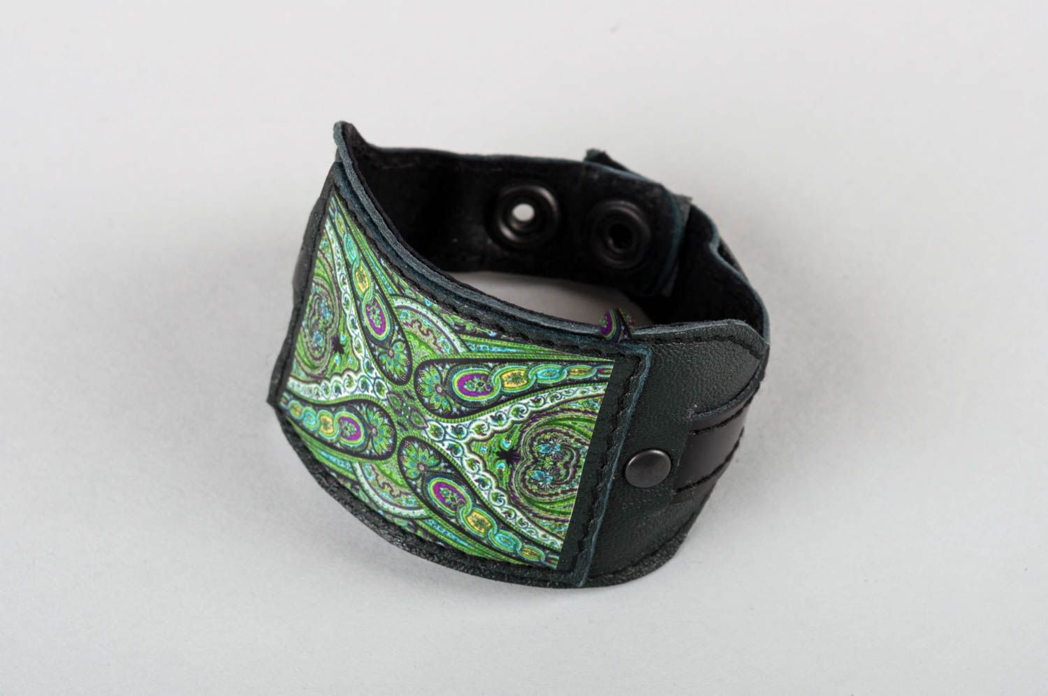 Bracelet en cuir naturel noir avec motifs verts fait main boutons-pression photo 5