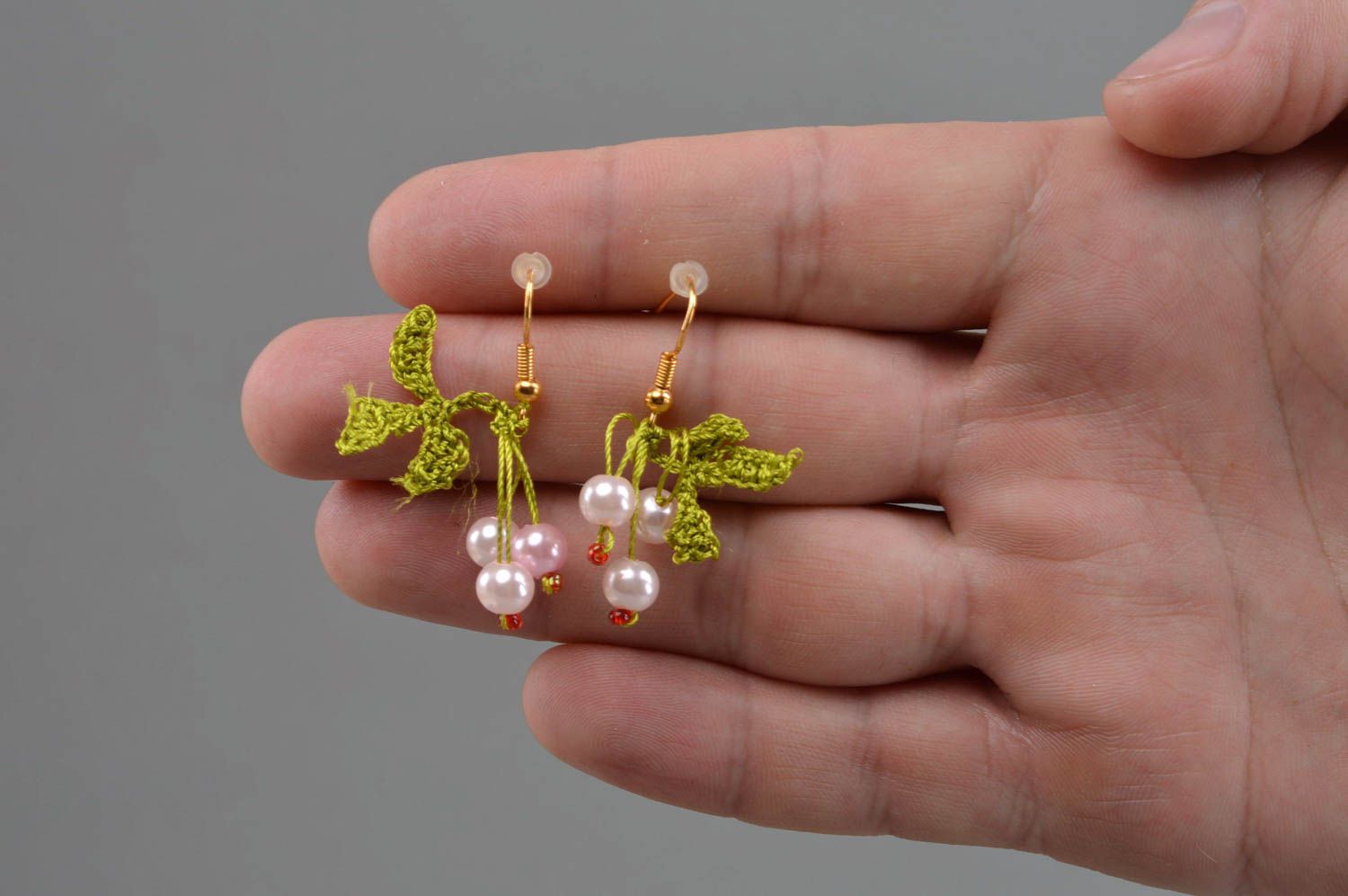 Handgemachte geflochtene Ohrringe mit Perlen schön aus Fäden in Form von Beeren foto 4