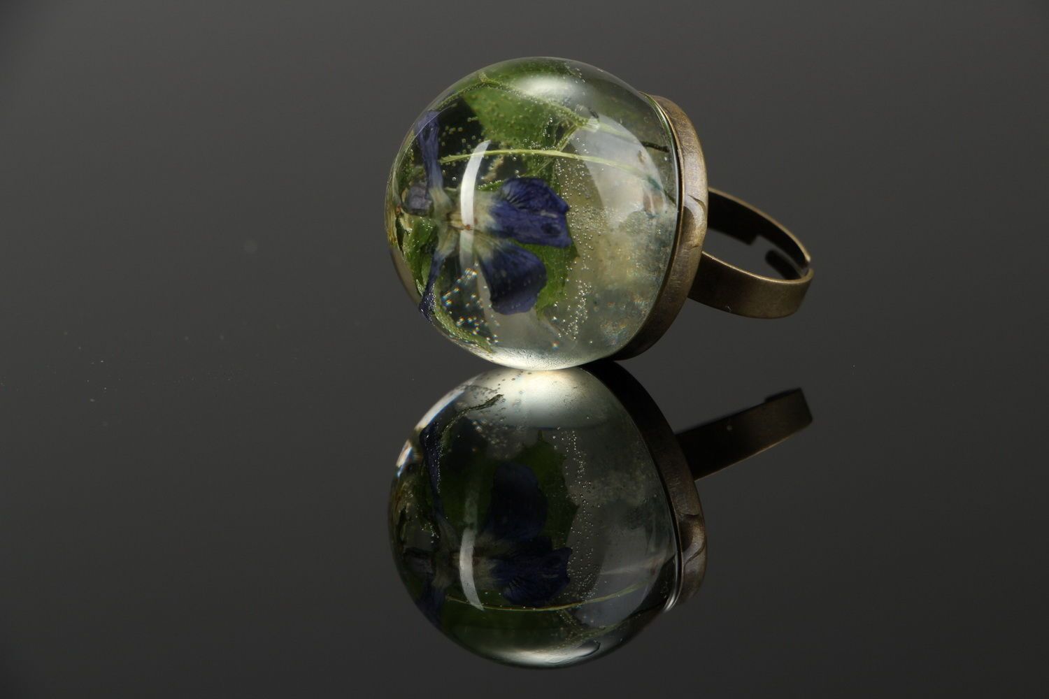 Ring with natural flowers coated with epoxy photo 1