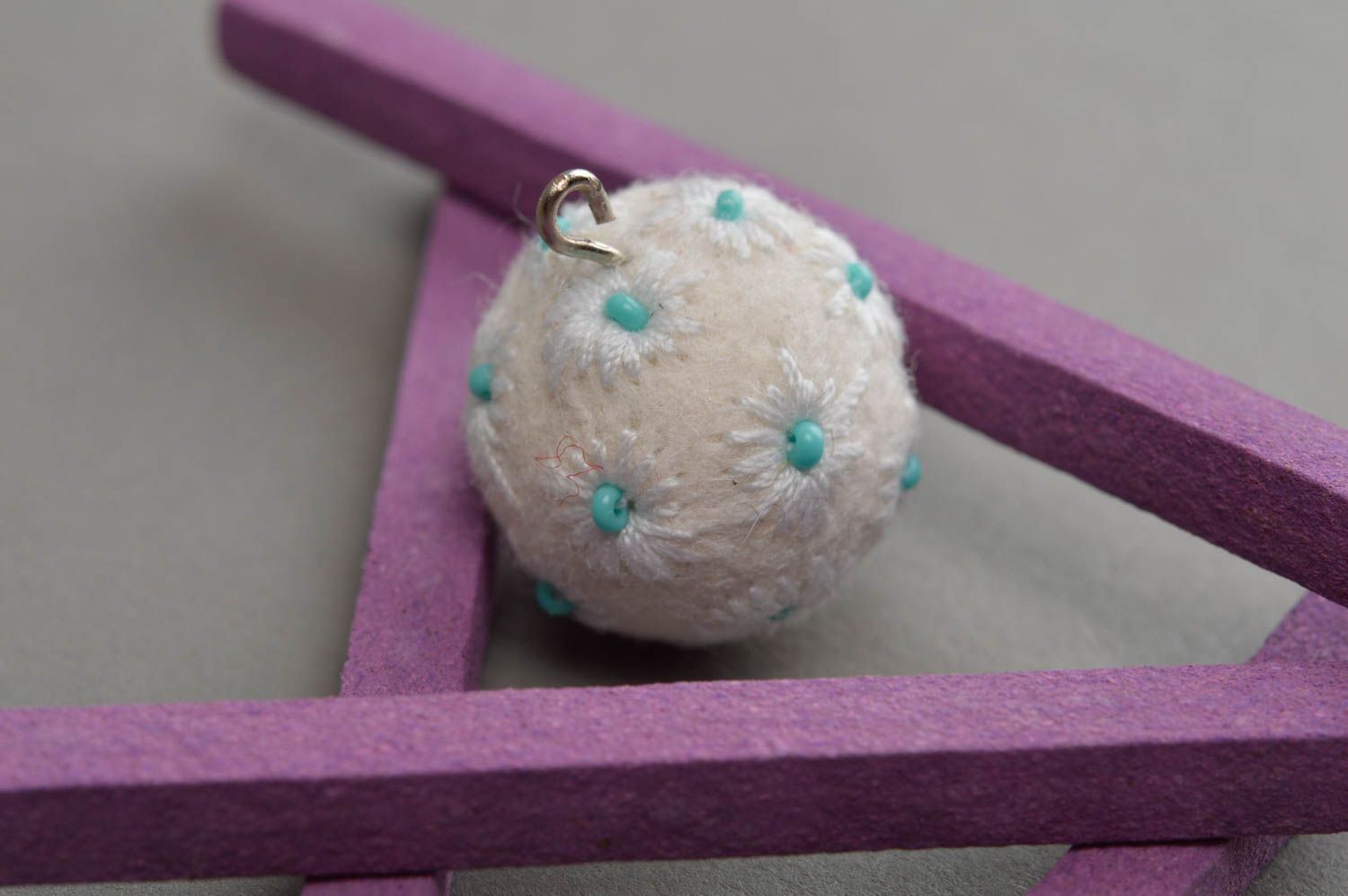 Pendentif boule à fleurs sans chaîne fait main en laine technique de feutrage photo 2