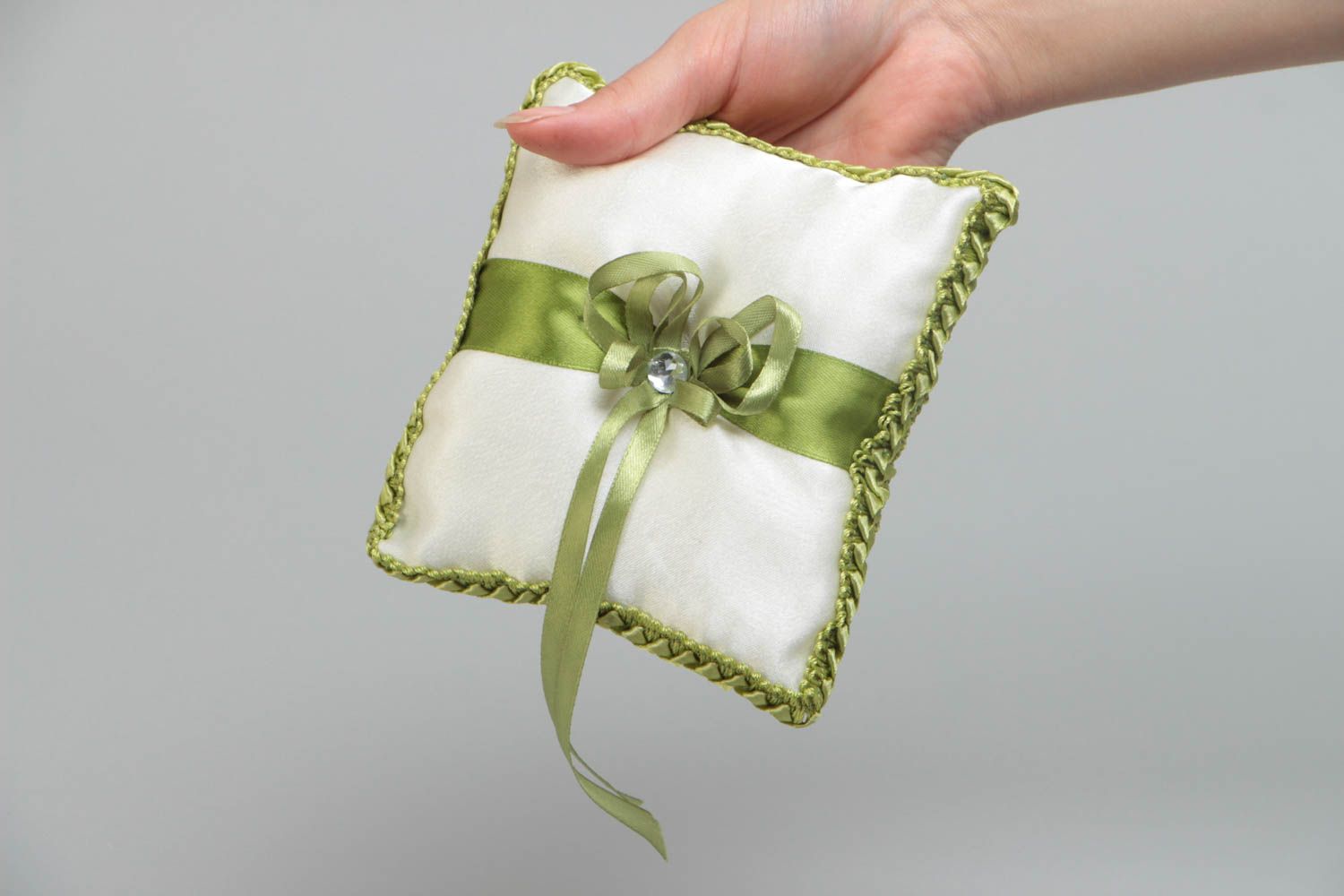 Свадебная подушечка для колец мягкая белая с зеленым с бантиком ручная работа фото 5