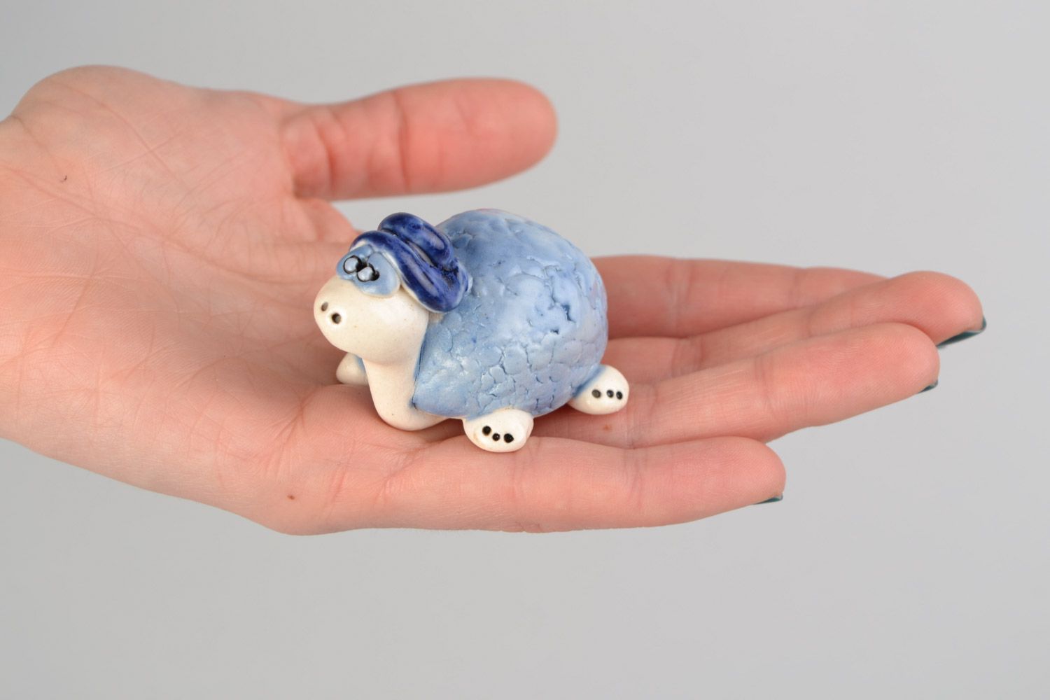 Керамическая статуэтка с росписью черепашка ручной работы голубая милая маленькая фото 2
