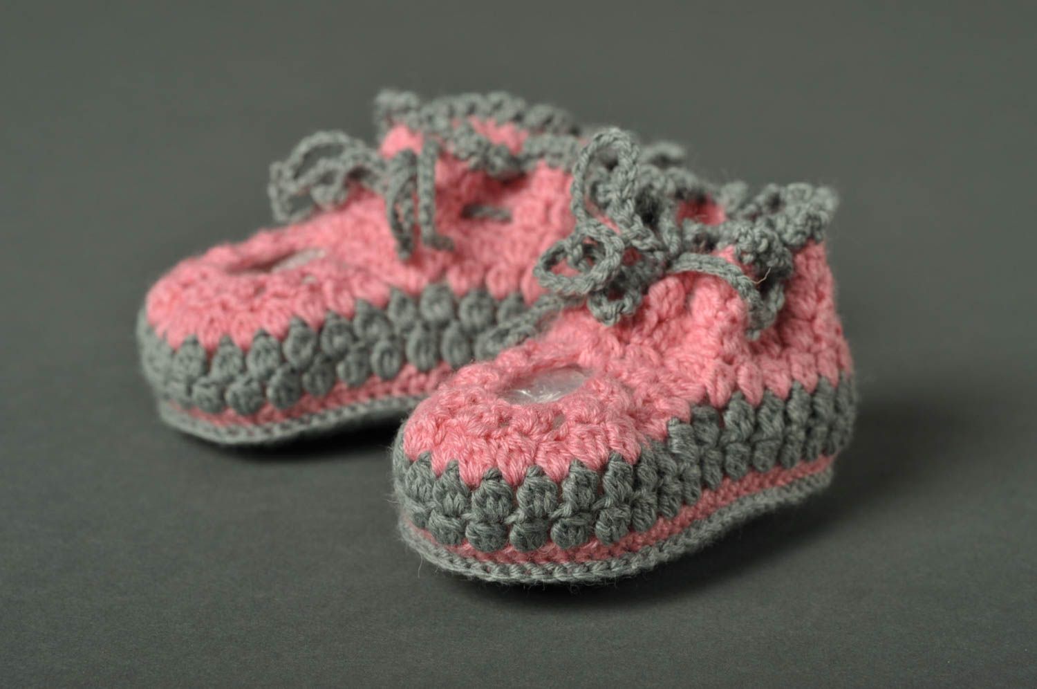 Gehäkelte Babyschuhe Handgefertigte Schuhe Geschenke für Kleinkinder rosa grau foto 1