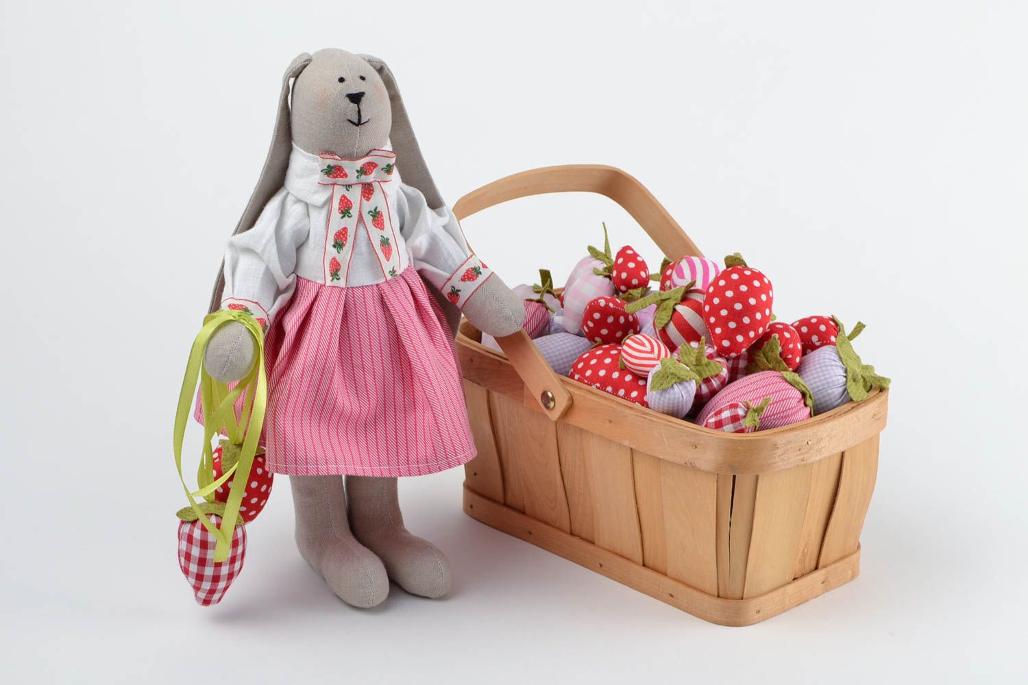 Игрушка заяц с корзинкой ручной работы авторские игрушки из ткани набор игрушек фото 5
