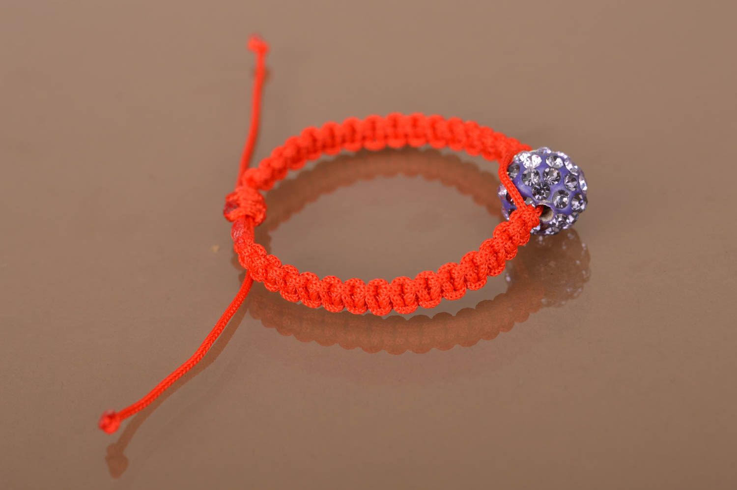 Браслет из вощеного шнурка ручной работы яркий оригинальный плетеный с бусиной фото 4