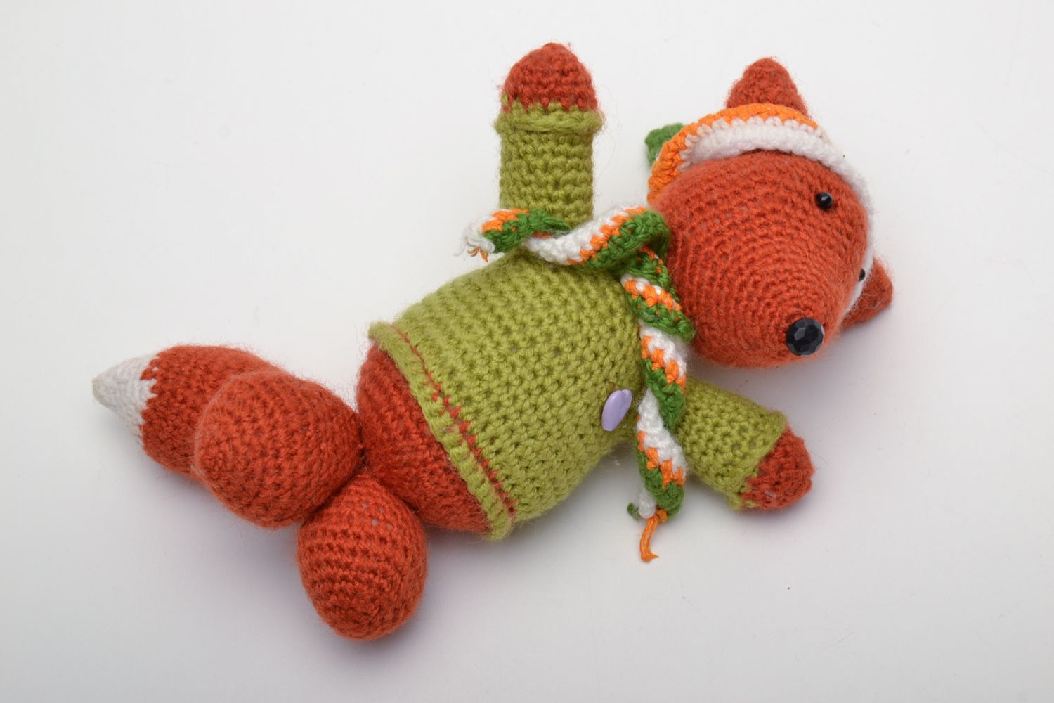 Doudou tricoté au crochet renard en pull vert fait main de matériaux naturels photo 2