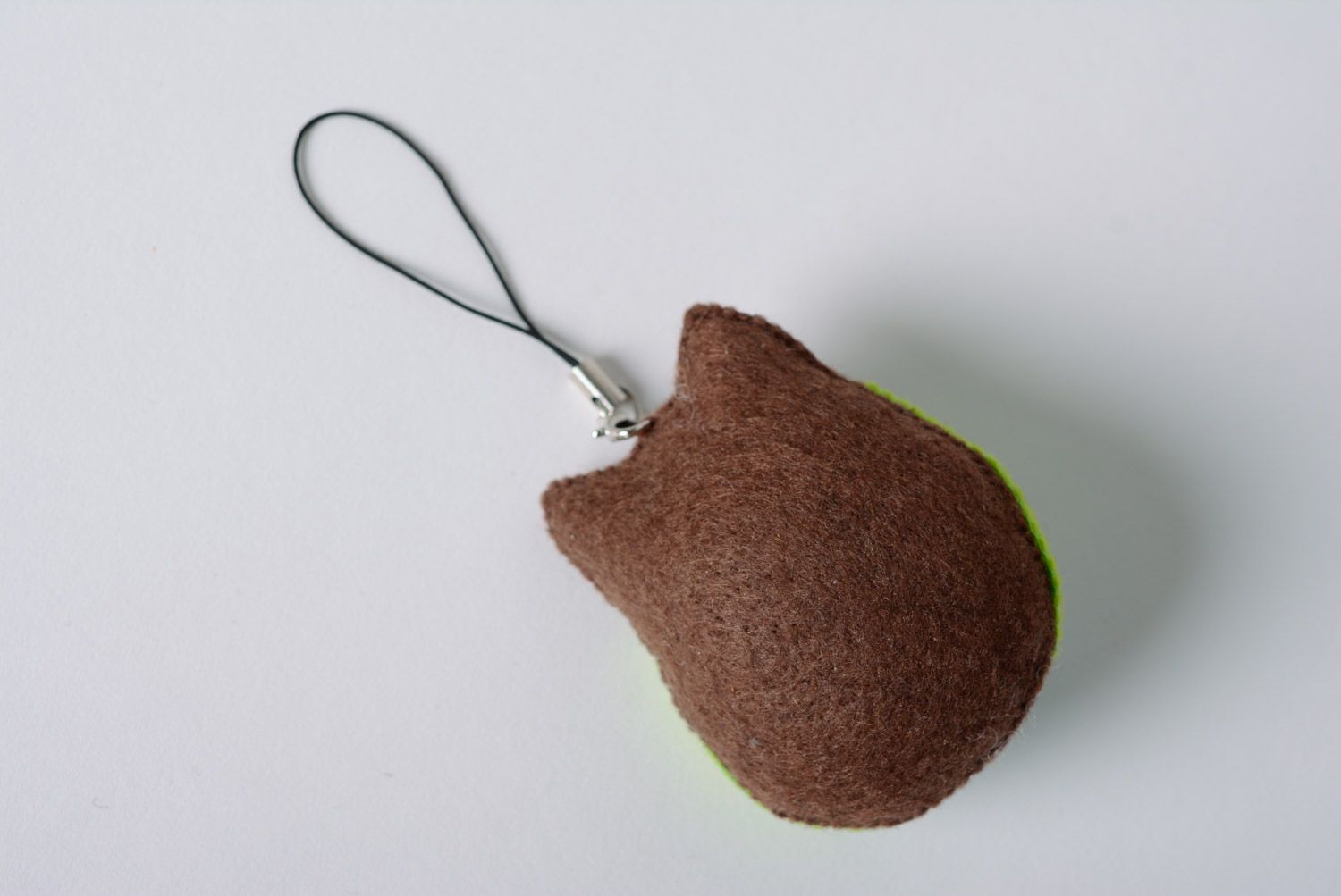 Брелок в виде совы из фетра игрушка на ключи или сумку коричневая ручной работы фото 4