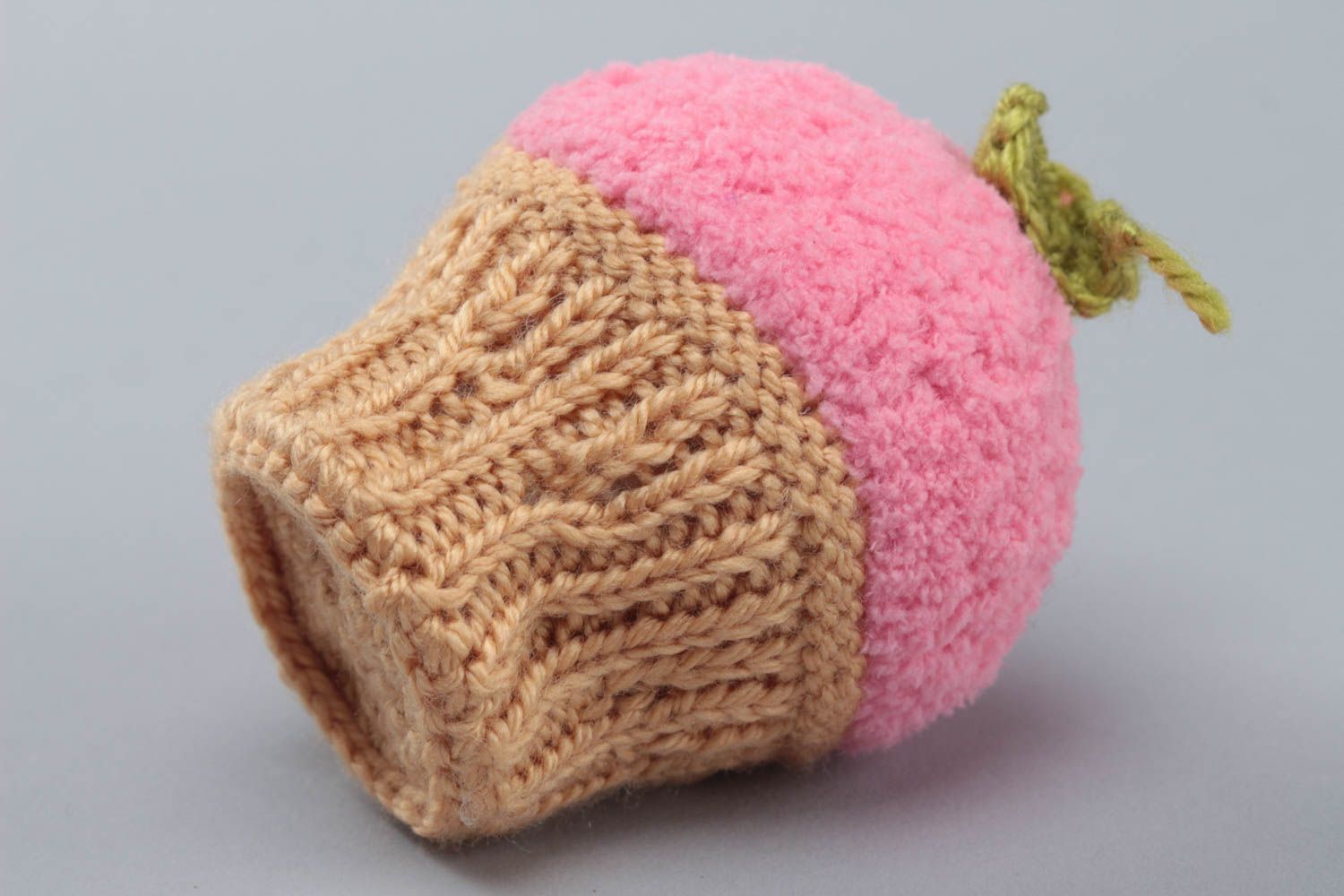 Розовая мягкая вязаная игрушка в виде пирожного из акрила крючком ручной работы фото 4