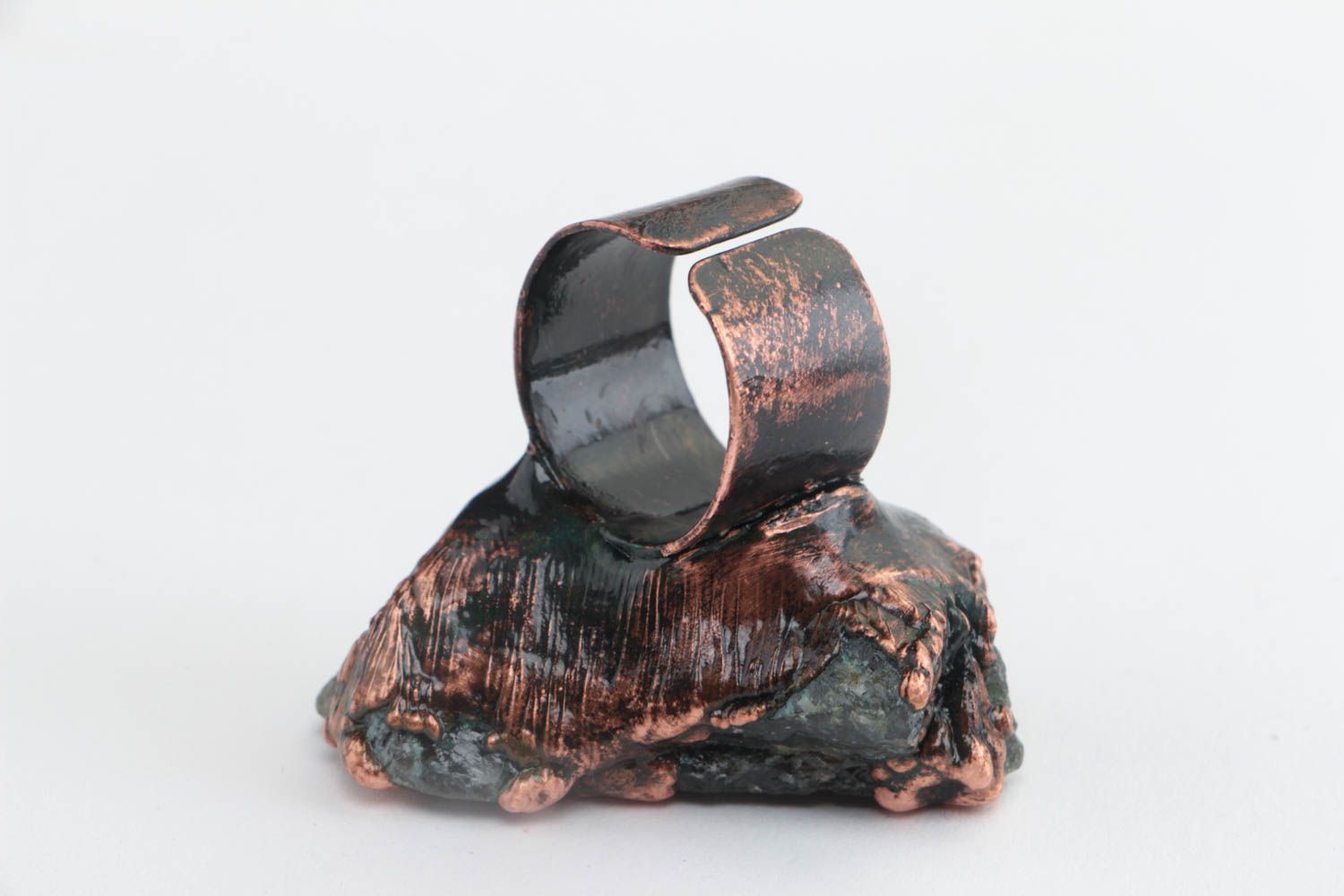 Кольцо с натуральным камнем лабрадоритом стильное медное необычное ручной работы фото 4