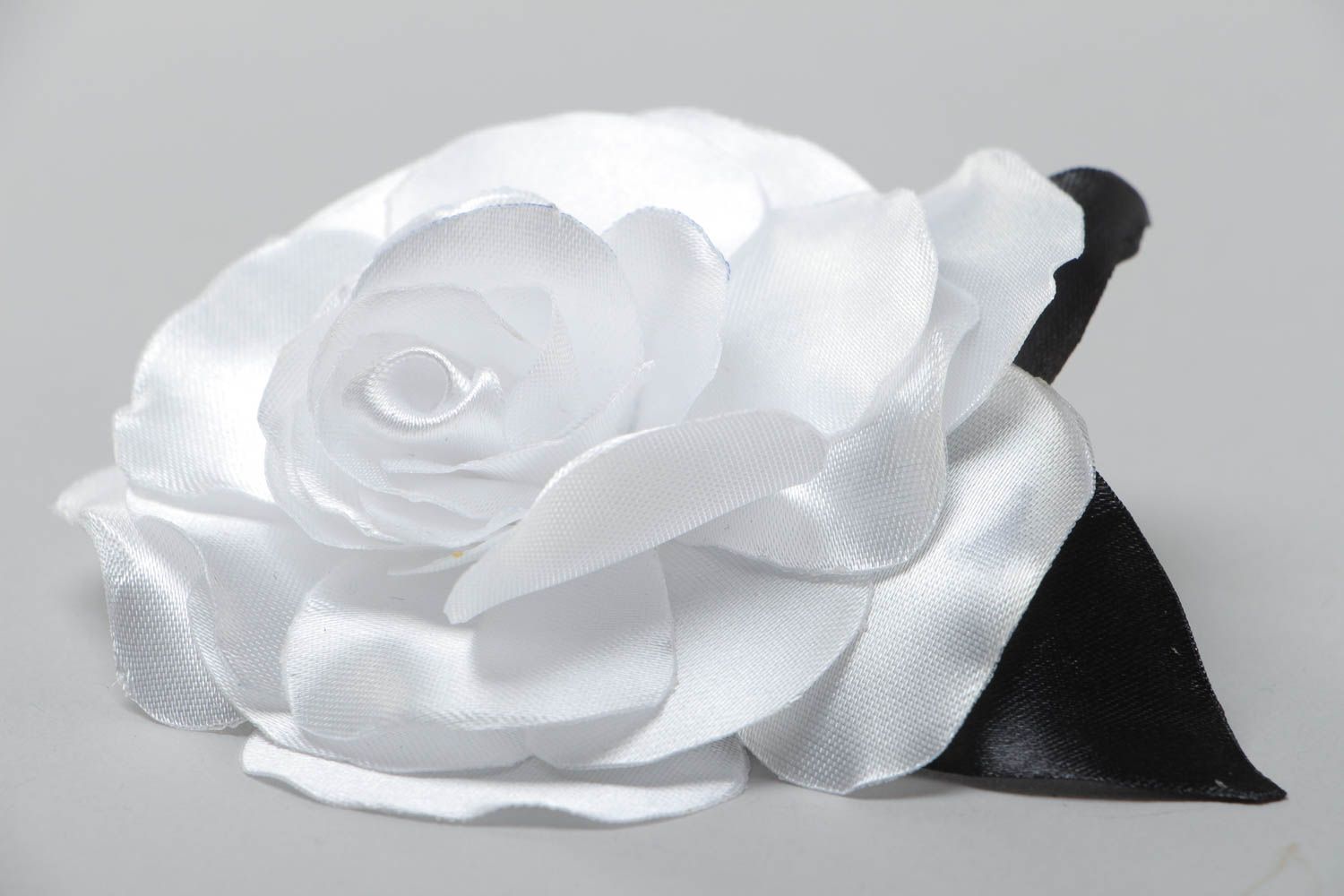 Резинка для волос из атласных лент Белая роза ручной работы красивая нежная фото 3