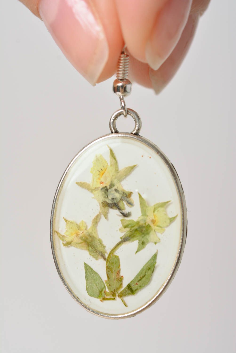 Pendientes ovalados con flores secas en resina epoxi bonitos hechos a mano foto 2