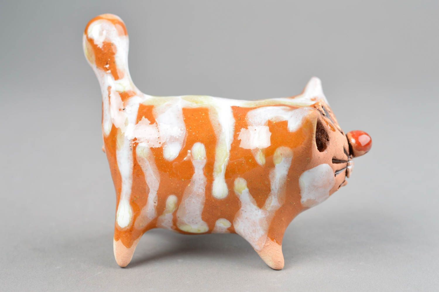 Handgemachte Statuette aus Ton Katze mit bunter Glasurbemalung zum Hinstellen foto 4