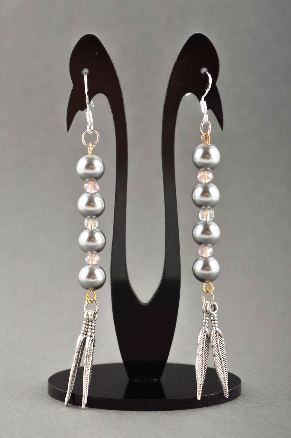 Boucles d'oreilles pendantes Bijou fait main perles nacrées grises Cadeau femme photo 1