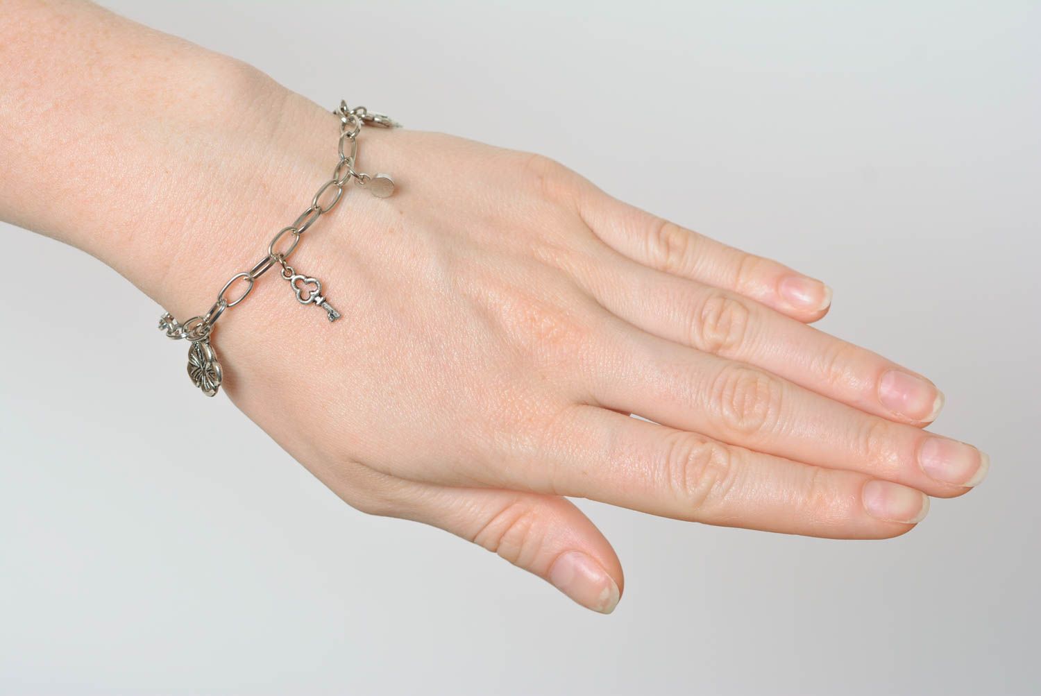 Bracelet avec breloques Bijou fait main métallique original Cadeau pour femme photo 4