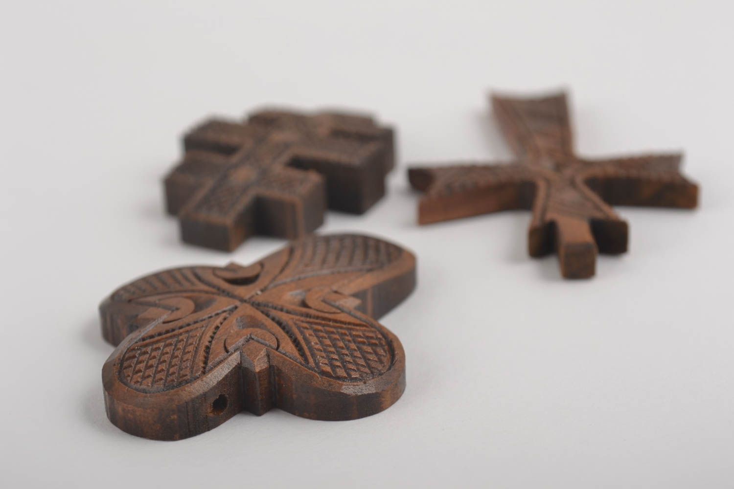 Croci di legno fatte a mano crocette intagliate di legno originali e belle 3 pz foto 4