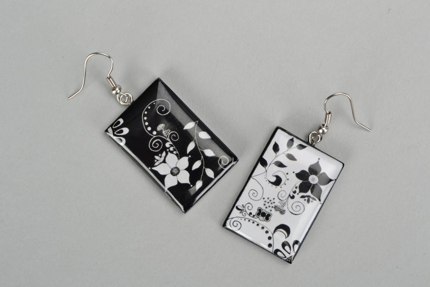 Brincos pingentes pretos e brancos feitos de cerâmica plástica cobertos com esmalte foto 2