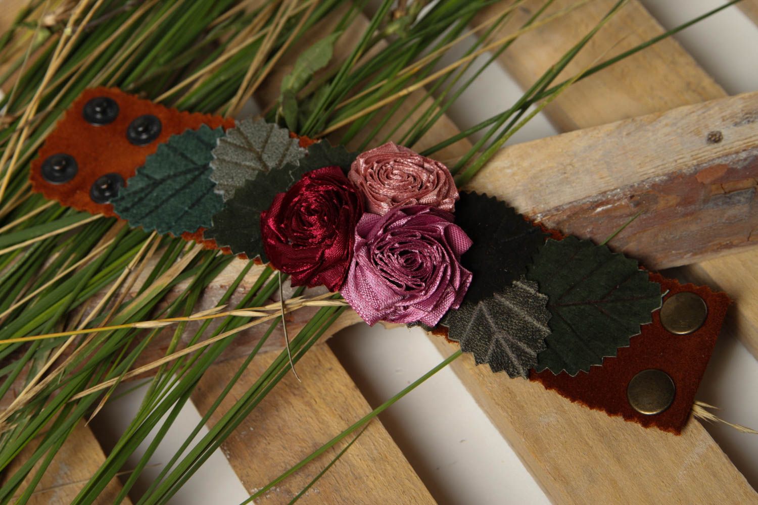 Handmade breites Lederarmband Armband mit Blumen Accessoire für Frauen schön foto 1