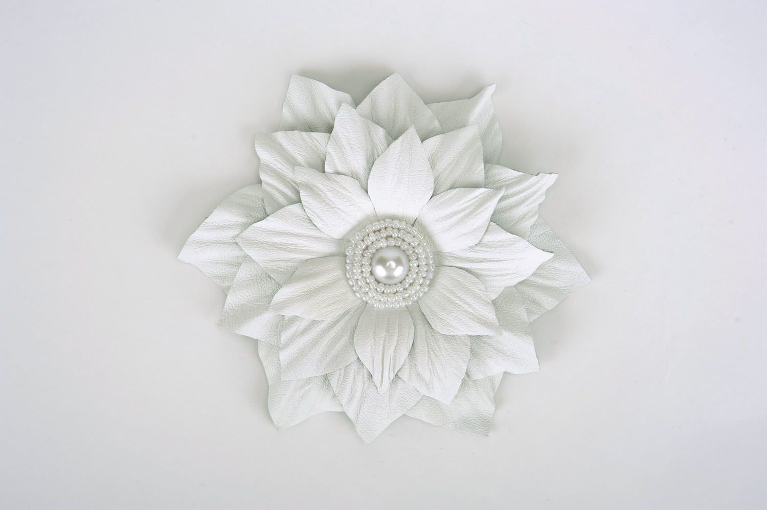 Broche artesanal de couro em forma de uma flor  foto 3