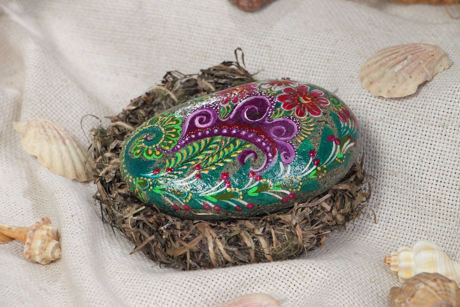 Морской камень с росписью ручной работы для декора дома на плетеной подставке фото 1