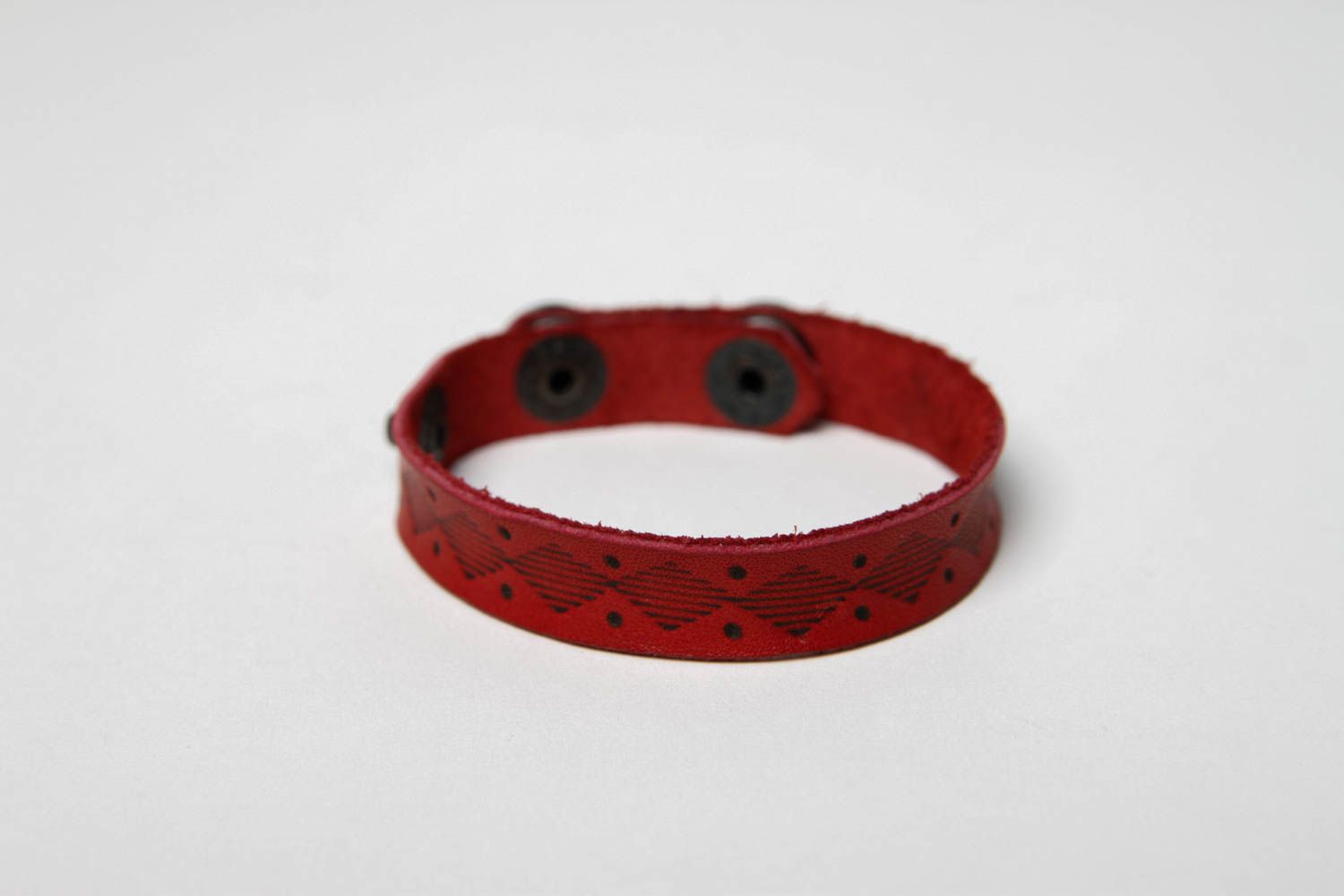 Bracelet en cuir Bijou fait main rouge avec ornement Accessoire tendance photo 3