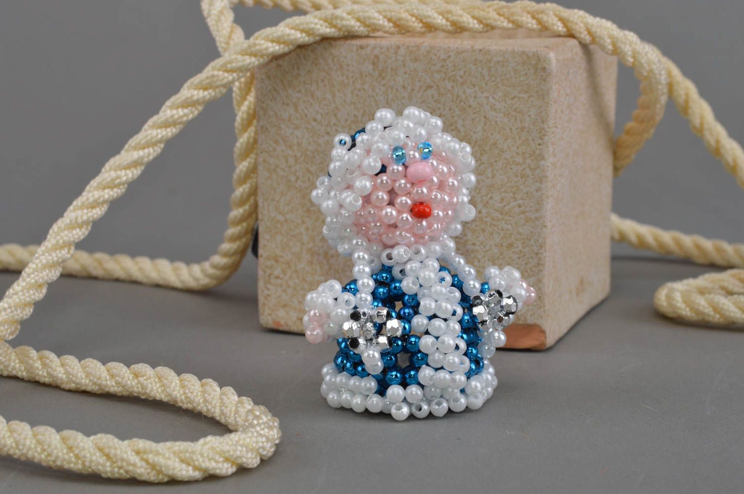 Бисерная фигурка Снегурочки ручной работы маленькая для настольного декора дома фото 1