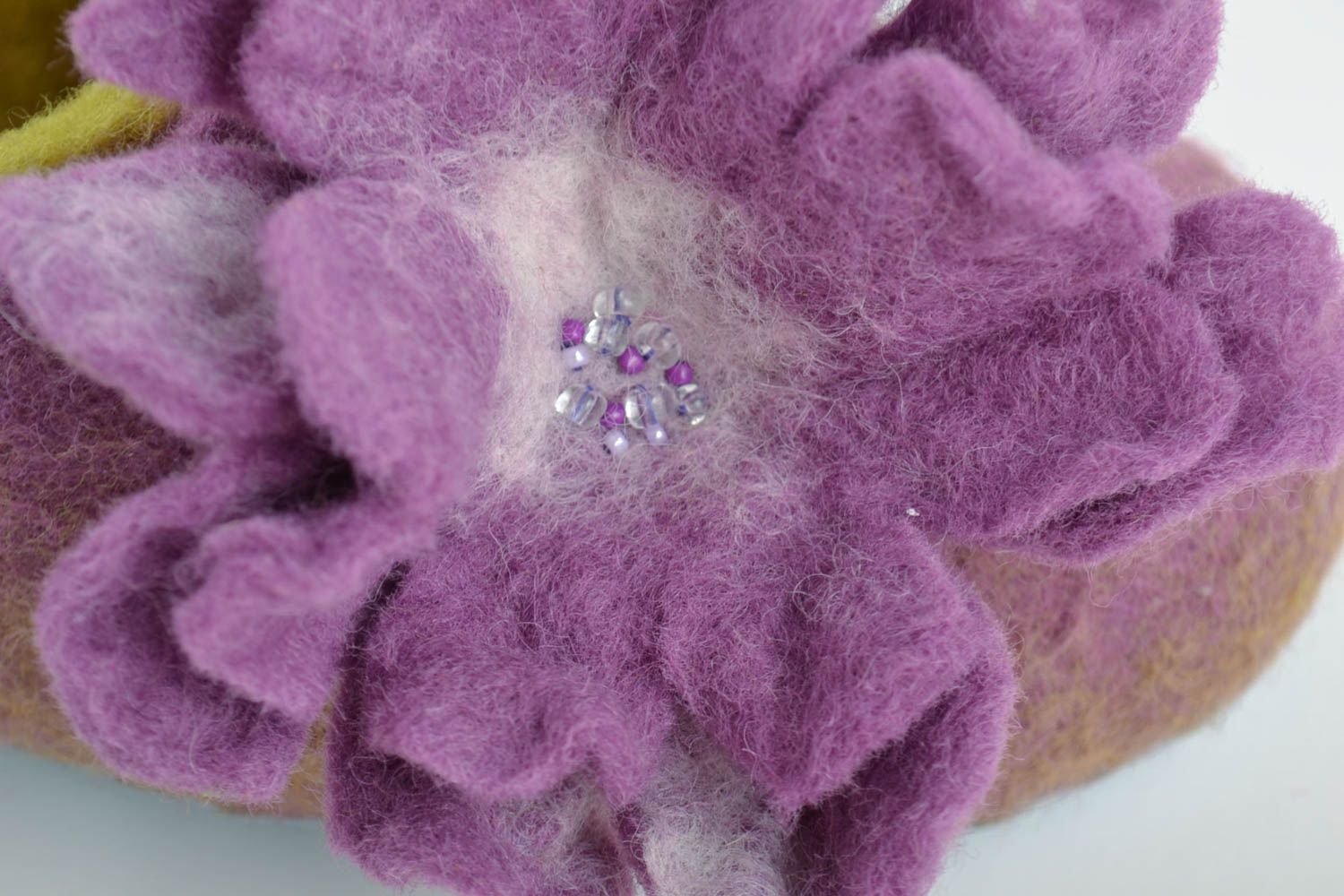 Hangemachte exklusive lila Hausschuhe mit Blumen aus Filzwolle für Frauen foto 4