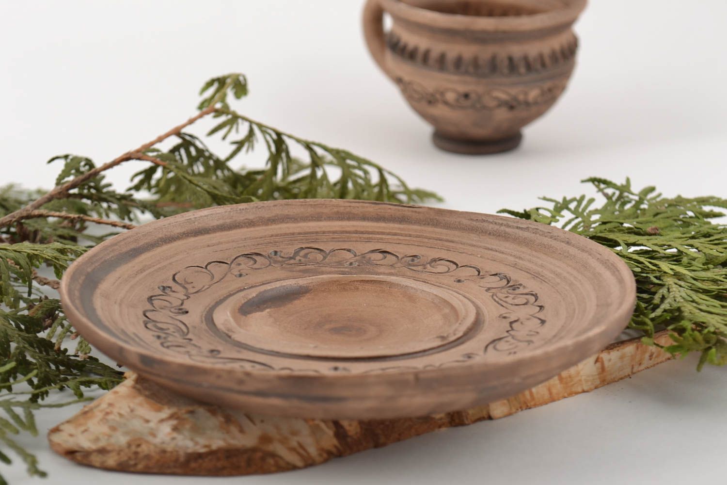 Petite assiette en céramique brune faite main originale décorée de motifs    photo 1