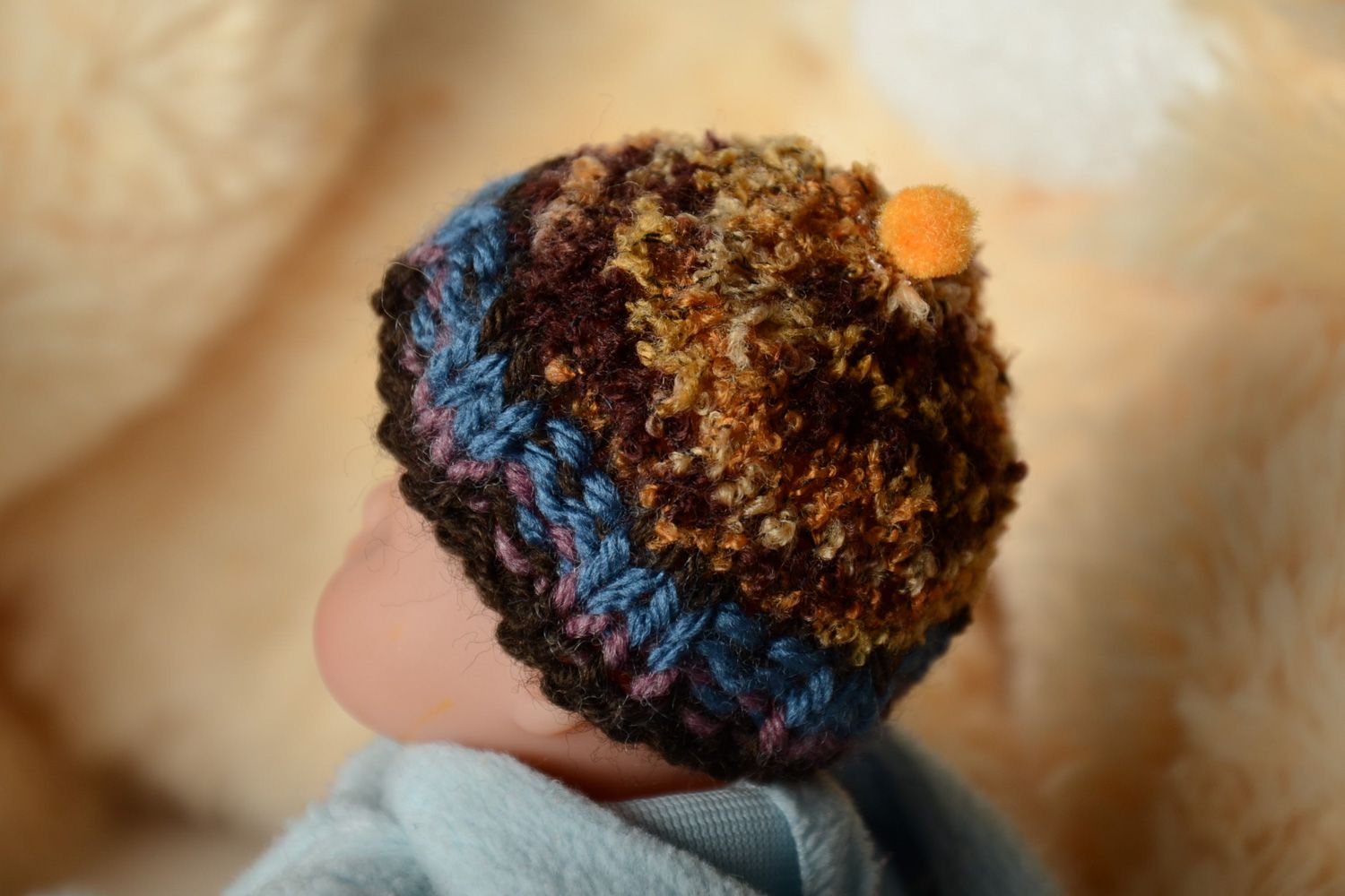 Bonnet pour oeuf de Pâques tricoté avec des aiguilles fait main décor original photo 1
