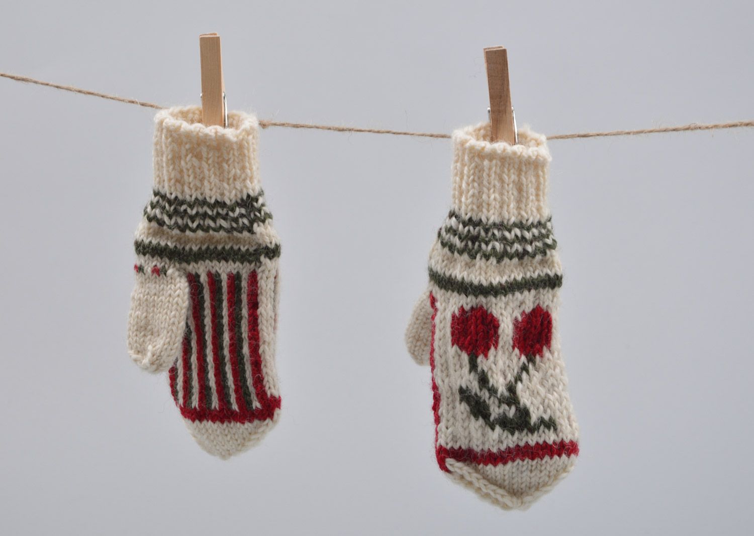 Jolies moufles tricotées claires chaudes faites main avec cerises en laine photo 5
