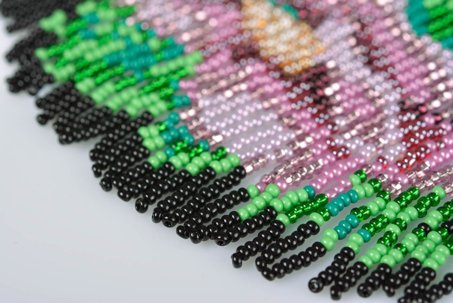 Collar de abalorios artesanal collar fleco con flores lila en el fondo negro foto 4