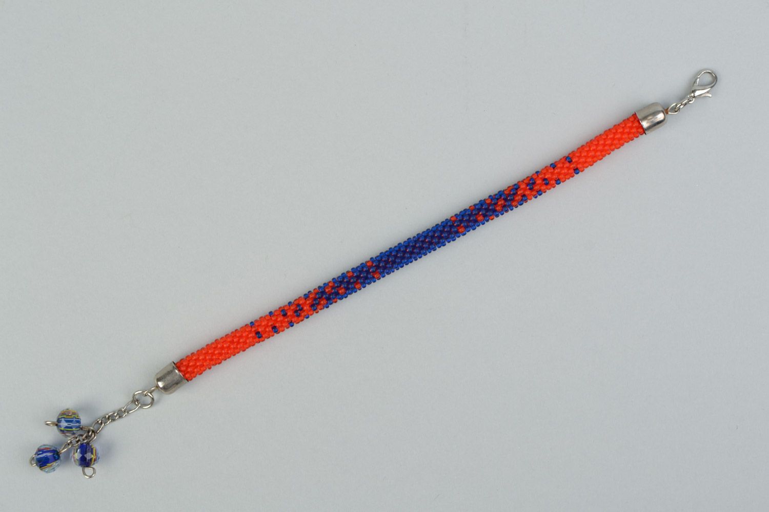 Bracelet crocheté en perles de rocaille et perles fantaisie bleu rouge fait main photo 5