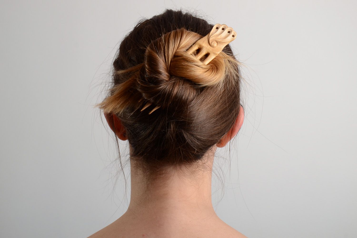 Handgemachte Haarnadel aus Holz mit interessantem Design für Frisur Modellierung foto 1