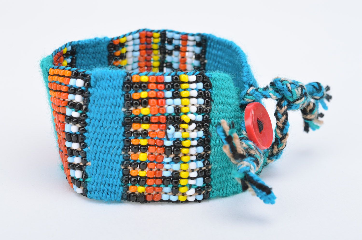 Pulsera artesanal de tela bordada con abalorios con motivos folklóricos foto 2