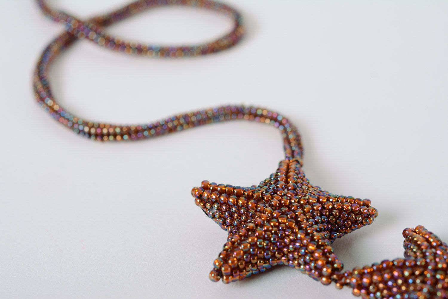 Massives handgemachtes Collier aus Glasperlen mit bronzefarbenen Sternen foto 4